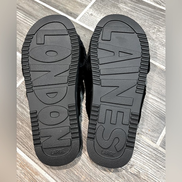 Laines London Black Furry Women's Slippers
size Large
EUC - Picture 4 of 5